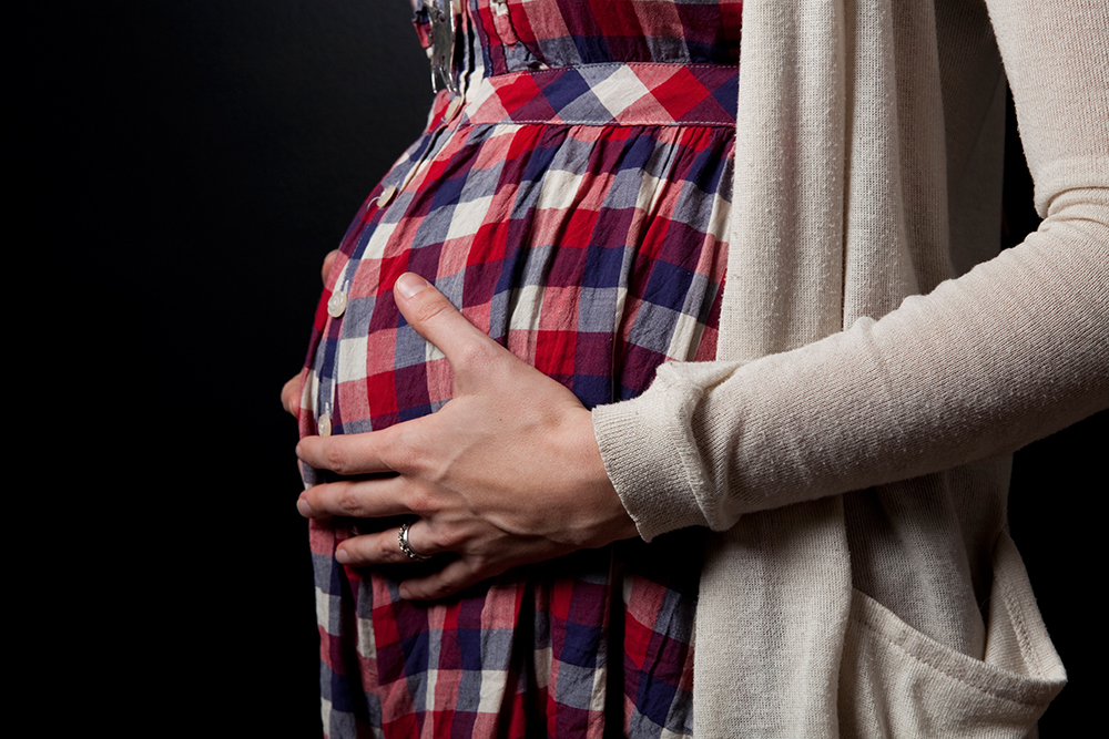 Close-up of a pregnant mother, 123RF, elinamanninen