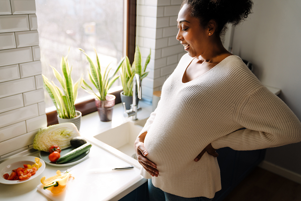 Pregnant woman in kitchen, vadymvrobot, 123RF